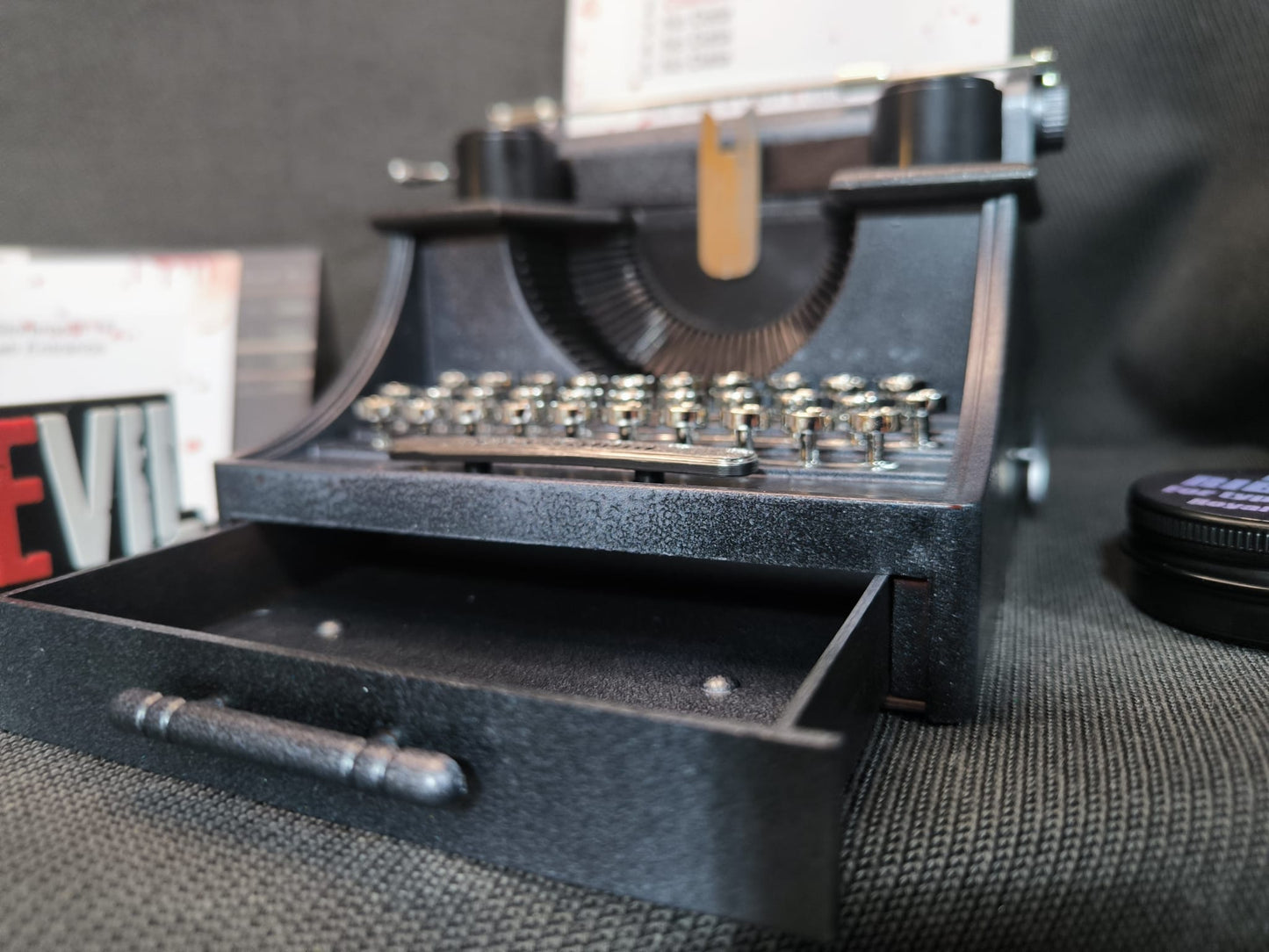 Máquina de escribir Resident Evil con música de sala de guardado y movimiento
