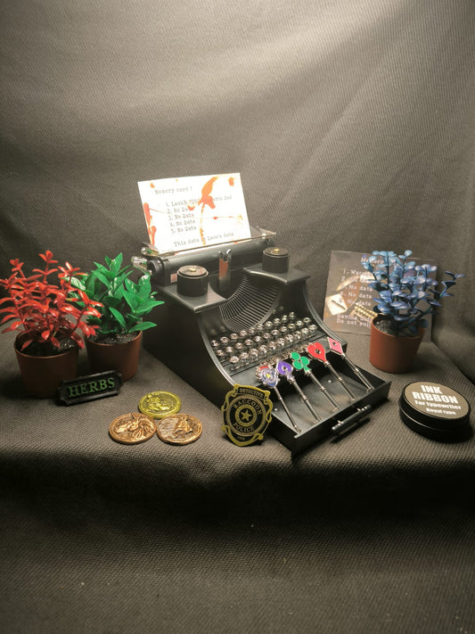 Pack Grande Resident evil de sala de guardado comisaría de policía con maquina de escribir, plantas curativas, llaves metálicas, medallones y cinta de tinta