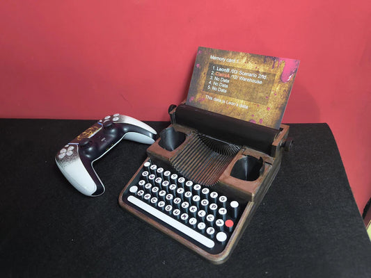 Soporte de mando Resident Evil con maquina de escribir